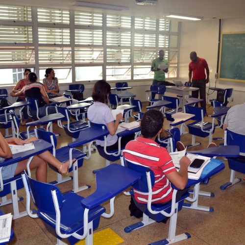 Programa Pé-de-Meia reduz abandono escolar no ensino médio em 43% em dois anos
