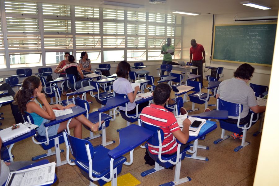 Programa Pé-de-Meia reduz abandono escolar no ensino médio em 43% em dois anos