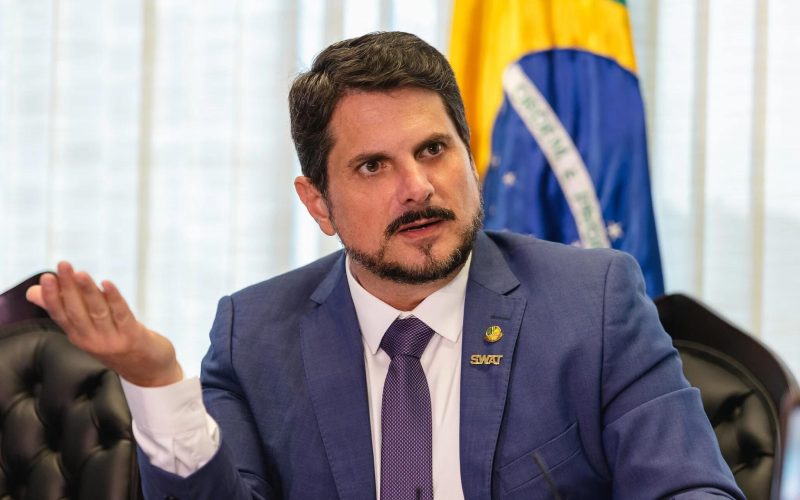 STF manda derrubar perfil de senador bolsonarista após ‘fuga’ para os EUA