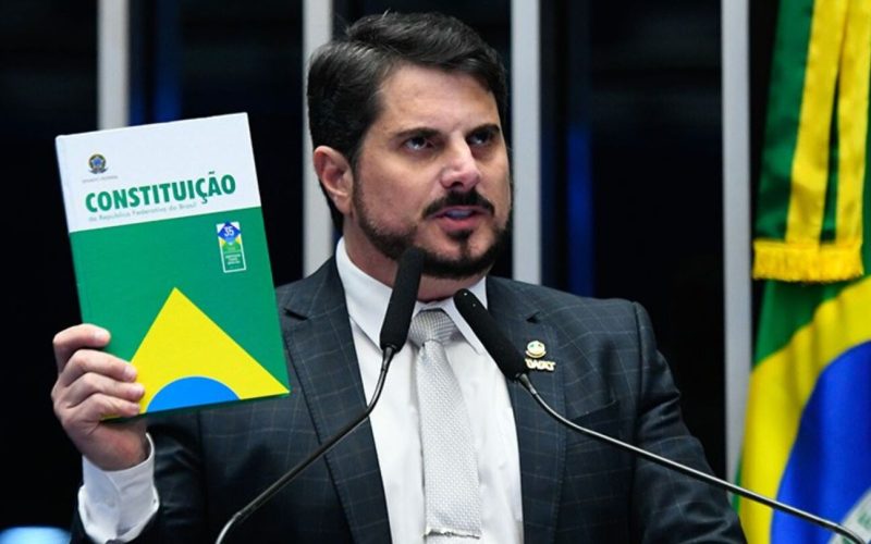 Pix e salários de senador Marcos são bloqueados após ação do STF; parlamentar usa tornozeleira eletrônica