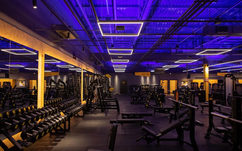 Adolescentes podem treinar de graça na Smart Fit nas férias; veja como participar