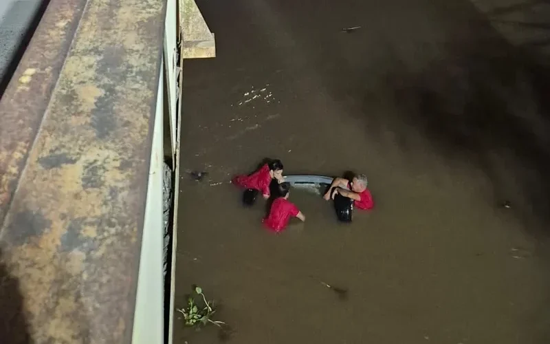 Homens levam R$ 70 mil de lotérica, mas dinheiro fica no Rio Mundaú após acidente; sacola com valor ainda não foi localizada