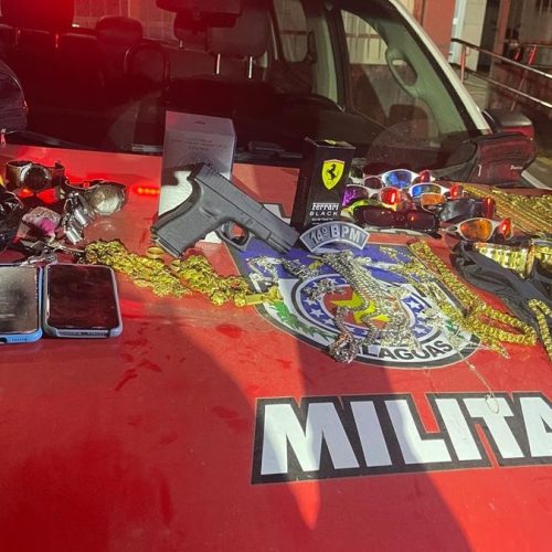 Polícia prende dupla suspeita de roubo a loja após proprietário reconhecê-los