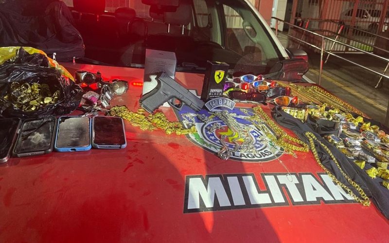 Polícia prende dupla suspeita de roubo a loja após proprietário reconhecê-los