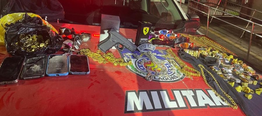 Polícia prende dupla suspeita de roubo a loja após proprietário reconhecê-los