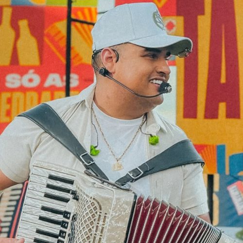 Homem se emociona e chora ao som de Tarcísio do Acordeon durante show em São José da Tapera