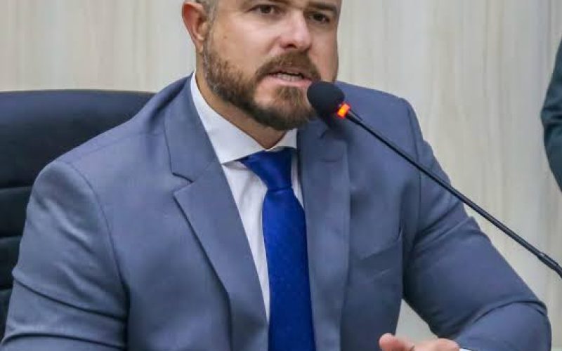 Vereador Thiago Prado alerta para riscos do aplicativo Grindr após caso de abuso