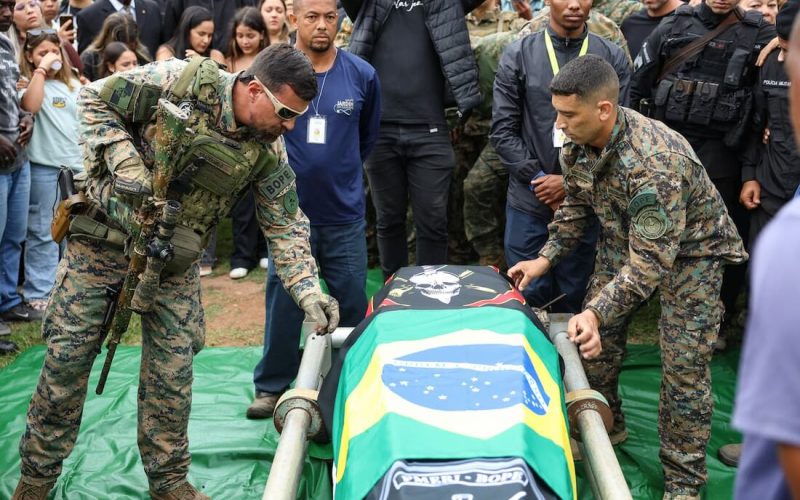 Flávio Bolsonaro arrecada R$ 1 milhão para famílias de policiais mortos em megaoperação no Rio