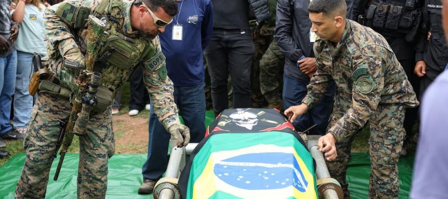 Flávio Bolsonaro arrecada R$ 1 milhão para famílias de policiais mortos em megaoperação no Rio