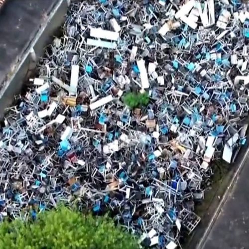 Milhares de carteiras escolares são descartadas em área afetada pela Braskem em Maceió