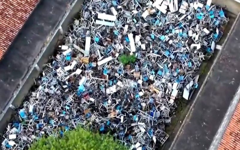 Milhares de carteiras escolares são descartadas em área afetada pela Braskem em Maceió