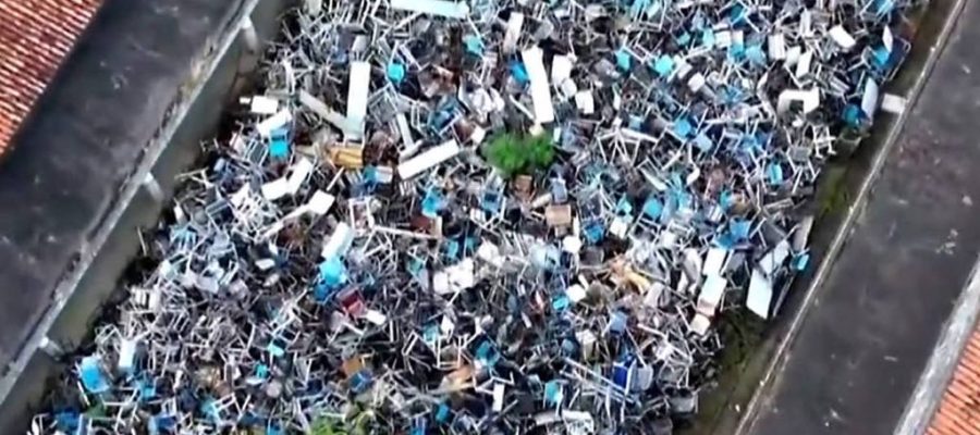 Milhares de carteiras escolares são descartadas em área afetada pela Braskem em Maceió