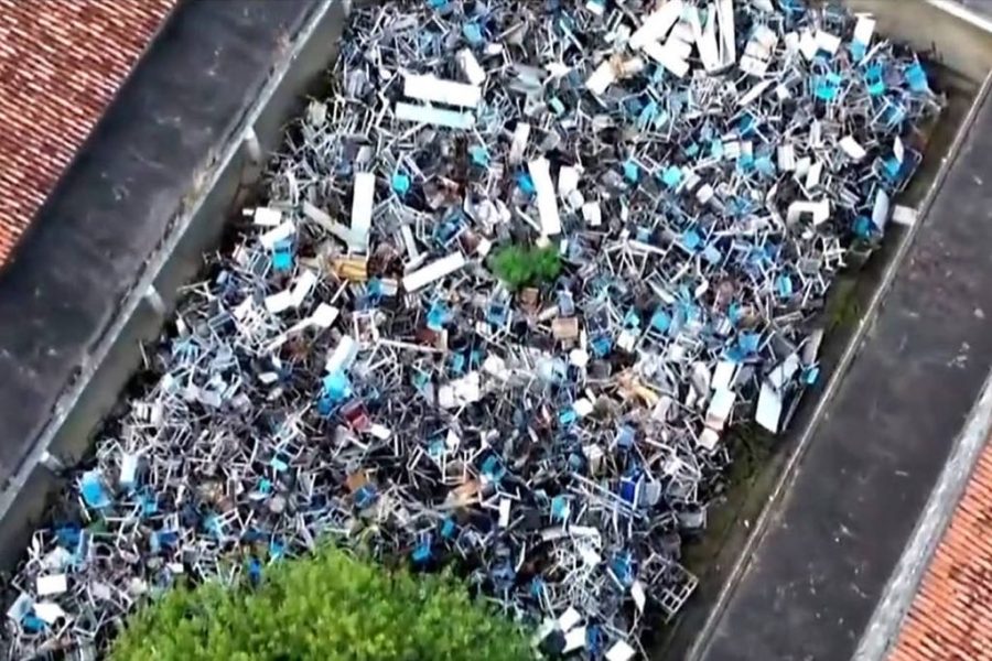 Milhares de carteiras escolares são descartadas em área afetada pela Braskem em Maceió