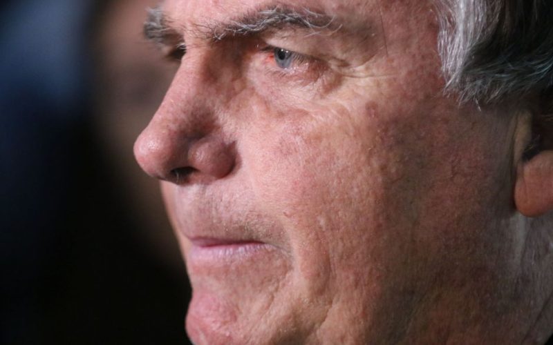 Flávio Bolsonaro diz que pai chegou a ficar sem respirar