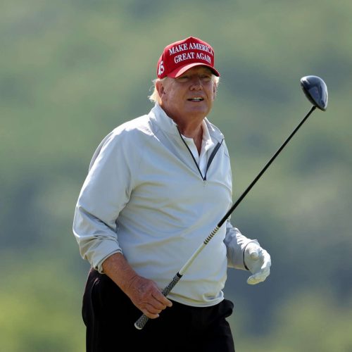 Trump aparece em público e boatos sobre sua morte são desmentidos