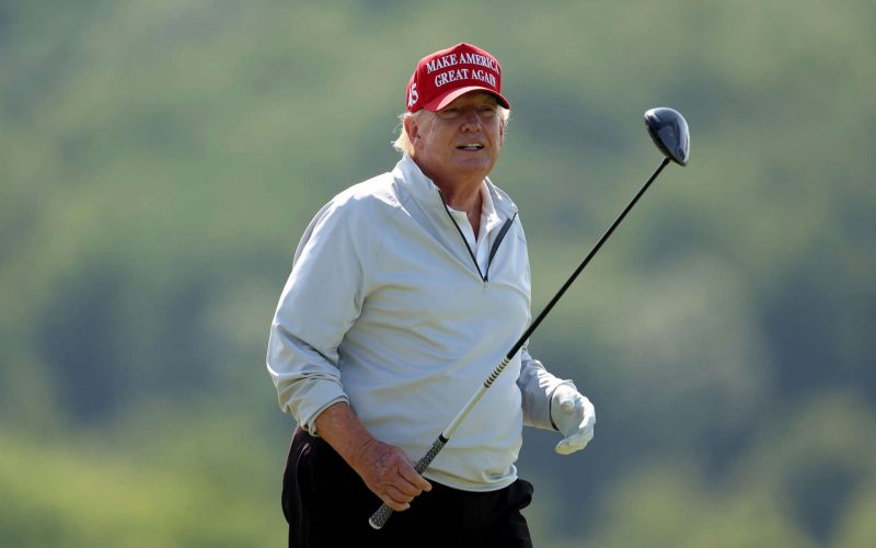Trump aparece em público e boatos sobre sua morte são desmentidos