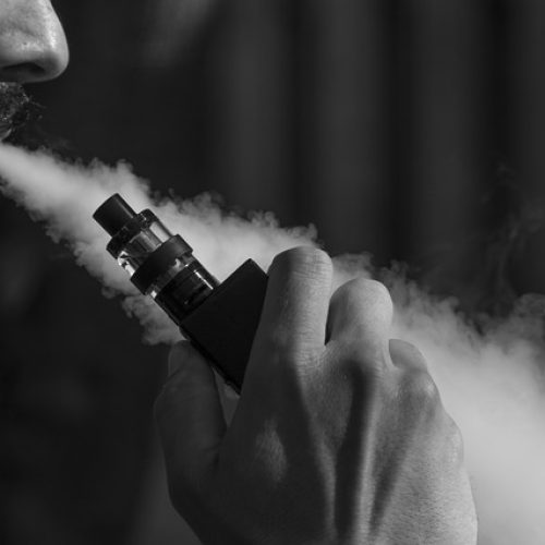 Redes sociais recebem ordem do Governo para tirar do ar conteúdos sobre vapes proibidos no Brasil