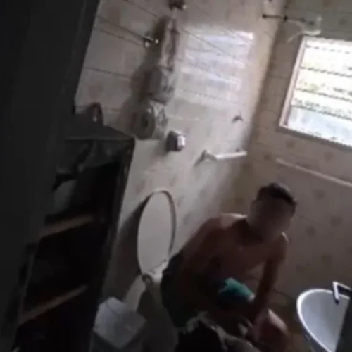 No vaso: homem é surpreendido e preso enquanto estava no banheiro durante operação