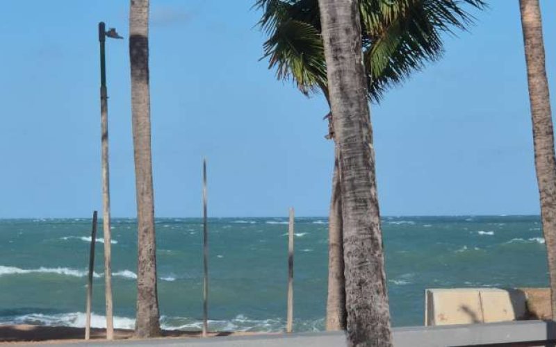 Ventania intensa muda cenário da orla de Maceió e chama atenção entre moradores