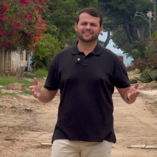 Vereador Neto Andrade acompanha avanço da obra de pavimentação na Rua Gerusa Bastos, em Ipioca