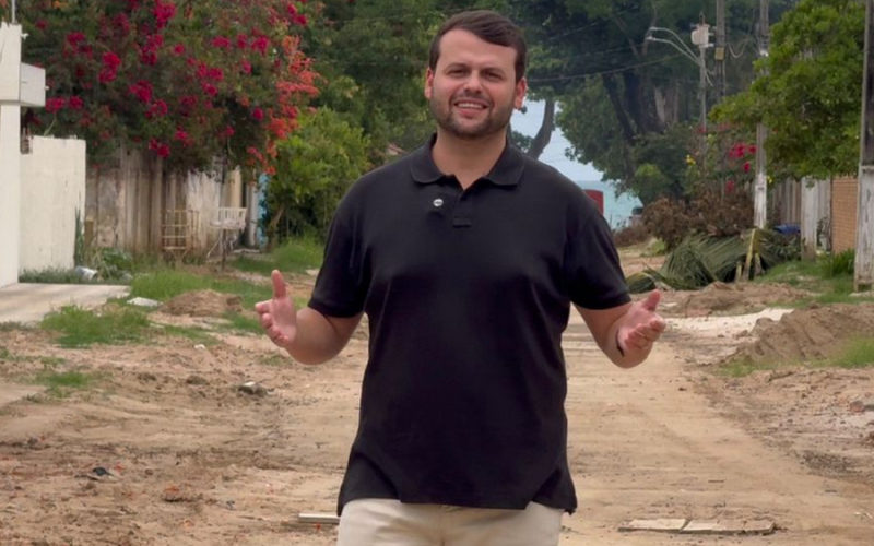 Vereador Neto Andrade acompanha avanço da obra de pavimentação na Rua Gerusa Bastos, em Ipioca