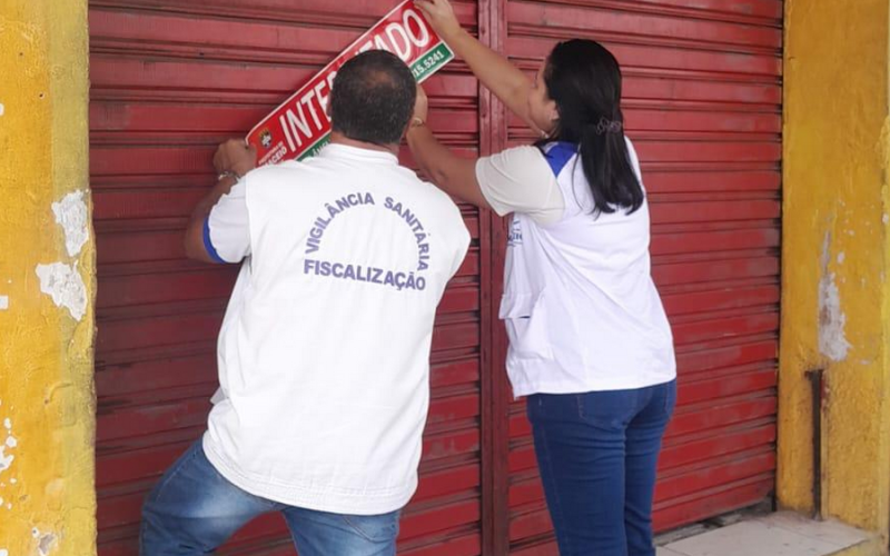 Vigilância Sanitária interdita comércios após encontrar mofo e alimentos estragados