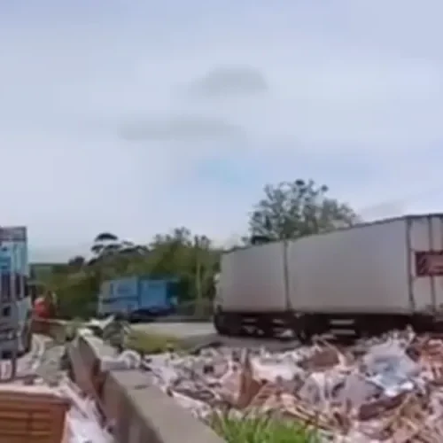 Caminhão carregado de livros tomba e bloqueia trecho da BR-101 em Flexeiras