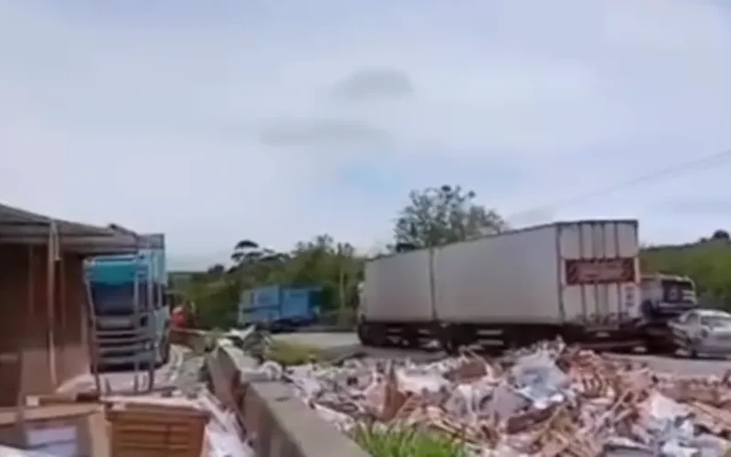 Caminhão carregado de livros tomba e bloqueia trecho da BR-101 em Flexeiras