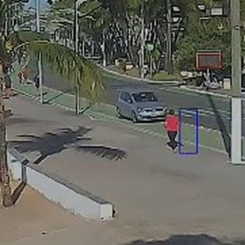 Vídeo mostra momento em que corredora é atingida por carro na orla de Maceió