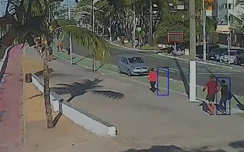 Vídeo mostra momento em que corredora é atingida por carro na orla de Maceió