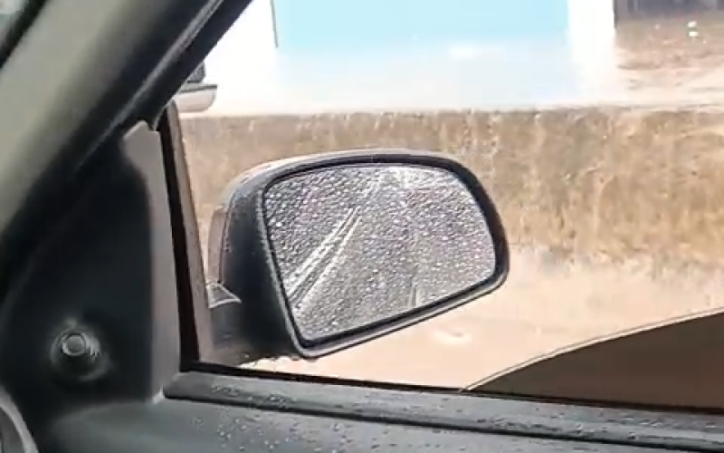 Vídeos mostram ruas submersas e cidades em alerta máximo após chuvas no interior de Alagoas