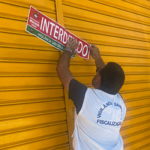 Após denúncia nas redes sociais, Vigilância Sanitária interdita avícola irregular no Mercado da Produção