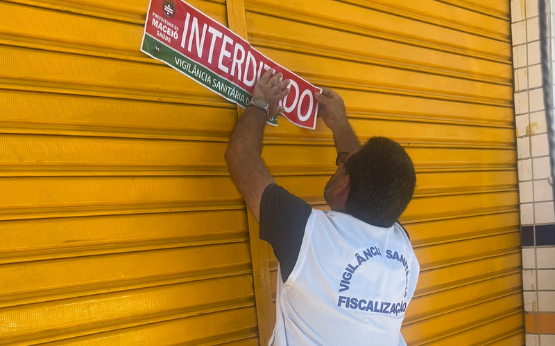 Após denúncia nas redes sociais, Vigilância Sanitária interdita avícola irregular no Mercado da Produção