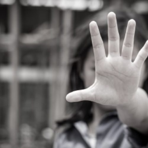 Funcionária é flagrada por câmeras de segurança puxando cabelo e empurrando criança em creche