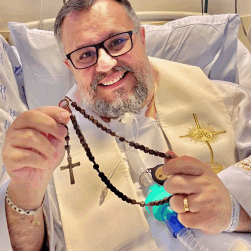 Padre Márlon recebe alta após enfrentar doença rara e tratamento intenso