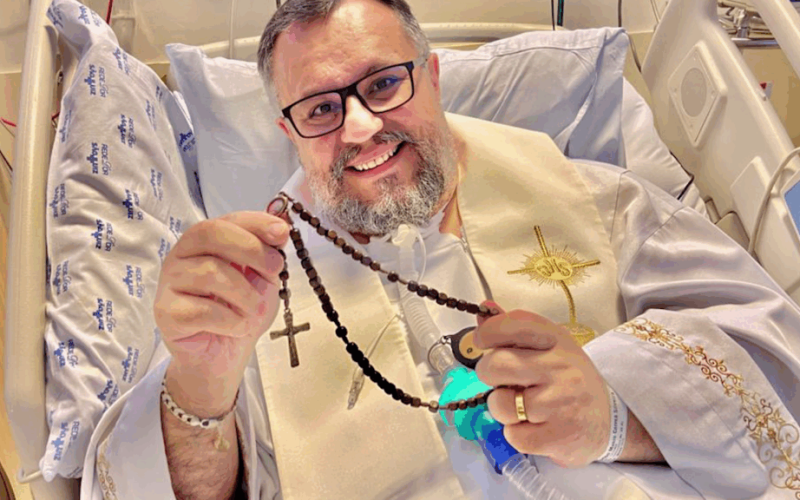 Padre Márlon recebe alta após enfrentar doença rara e tratamento intenso