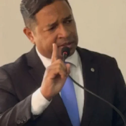 Vereador Cezar Felizardo vai a Justiça após Equatorial descumprir prazo para manutenção de postes em Jequiá da Praia