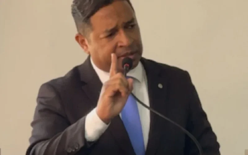 Vereador Cezar Felizardo vai a Justiça após Equatorial descumprir prazo para manutenção de postes em Jequiá da Praia