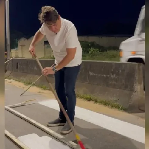 Falta de recursos para pintar faixa de pedestre leva vereador a “pôr a mão na massa”