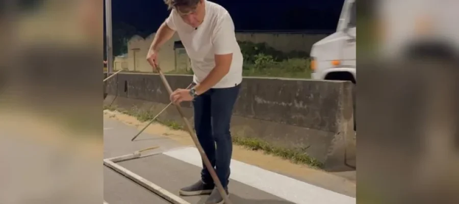 Falta de recursos para pintar faixa de pedestre leva vereador a “pôr a mão na massa”