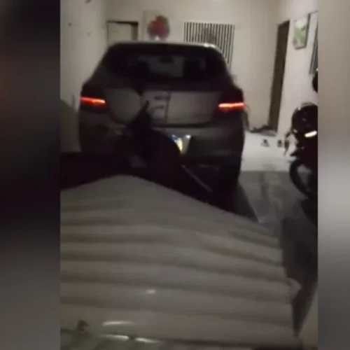 Homem é preso após invadir casa da ex com caminhonete e destruir portão