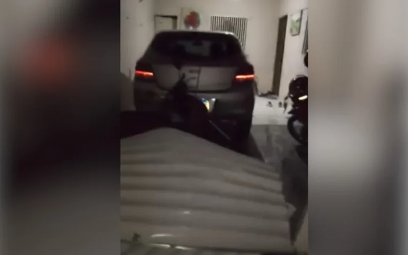 Homem é preso após invadir casa da ex com caminhonete e destruir portão