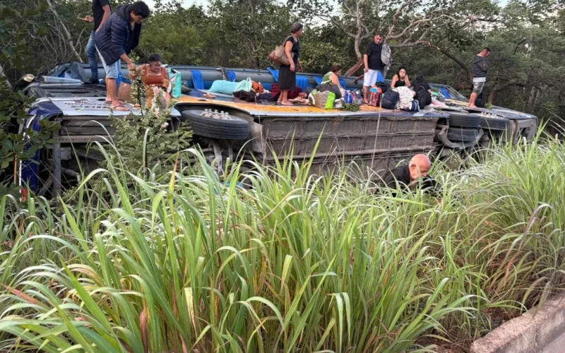 Ônibus com passageiros do Sertão de Alagoas tomba em rodovia de MG e deixa dois mortos