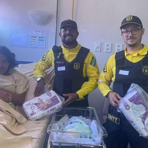 Agentes de trânsito escoltam gestante e bebê nasce durante trajeto em Maceió