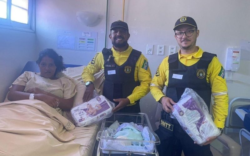Agentes de trânsito escoltam gestante e bebê nasce durante trajeto em Maceió