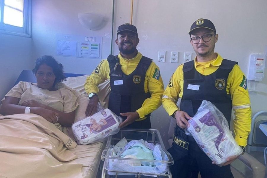 Agentes de trânsito escoltam gestante e bebê nasce durante trajeto em Maceió