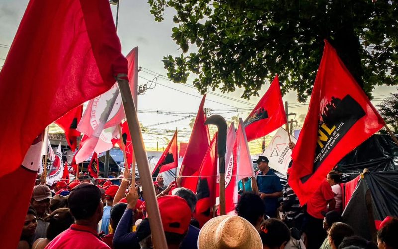 Movimento Sem Terra ocupa centro de Maceió em manifestação por reforma agraria