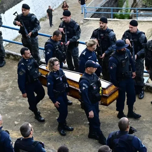 Com salva de tiros e forte comoção, comandante da Guarda Municipal é sepultada