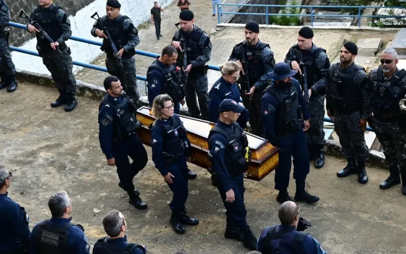Com salva de tiros e forte comoção, comandante da Guarda Municipal é sepultada