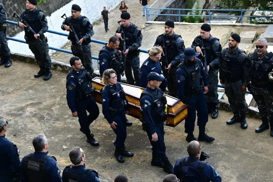 Com salva de tiros e forte comoção, comandante da Guarda Municipal é sepultada